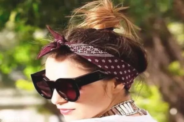 一分鐘懶人盤(pán)發(fā)丸子頭 高聳簡(jiǎn)單丸子頭扎法 一分鐘懶人盤(pán)發(fā)丸子頭 高聳簡(jiǎn)單丸子頭扎法