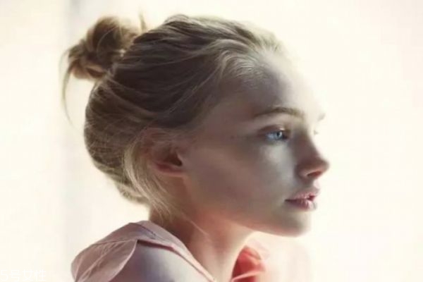 一分鐘懶人盤(pán)發(fā)丸子頭 高聳簡(jiǎn)單丸子頭扎法 一分鐘懶人盤(pán)發(fā)丸子頭 高聳簡(jiǎn)單丸子頭扎法