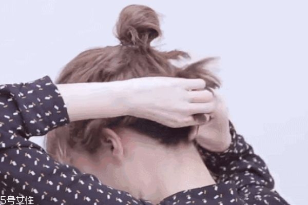 一分鐘懶人盤(pán)發(fā)丸子頭 高聳簡(jiǎn)單丸子頭扎法 一分鐘懶人盤(pán)發(fā)丸子頭 高聳簡(jiǎn)單丸子頭扎法