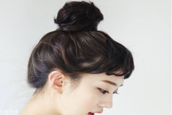 一分鐘懶人盤(pán)發(fā)丸子頭 高聳簡(jiǎn)單丸子頭扎法 一分鐘懶人盤(pán)發(fā)丸子頭 高聳簡(jiǎn)單丸子頭扎法