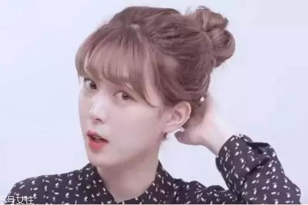 一分鐘懶人盤(pán)發(fā)丸子頭 高聳簡(jiǎn)單丸子頭扎法 一分鐘懶人盤(pán)發(fā)丸子頭 高聳簡(jiǎn)單丸子頭扎法