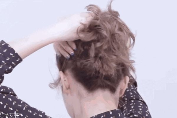 一分鐘懶人盤(pán)發(fā)丸子頭 高聳簡(jiǎn)單丸子頭扎法 一分鐘懶人盤(pán)發(fā)丸子頭 高聳簡(jiǎn)單丸子頭扎法