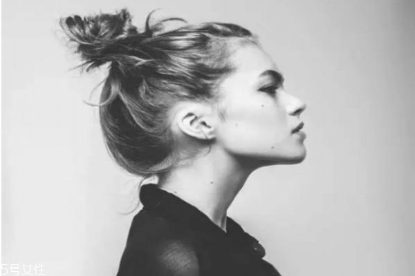 一分鐘懶人盤(pán)發(fā)丸子頭 高聳簡(jiǎn)單丸子頭扎法 一分鐘懶人盤(pán)發(fā)丸子頭 高聳簡(jiǎn)單丸子頭扎法