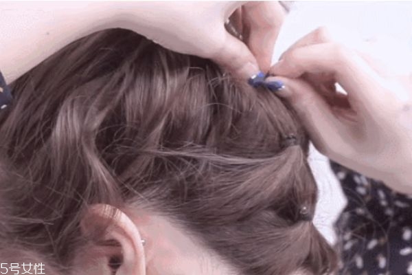 一分鐘懶人盤(pán)發(fā)丸子頭 高聳簡(jiǎn)單丸子頭扎法 一分鐘懶人盤(pán)發(fā)丸子頭 高聳簡(jiǎn)單丸子頭扎法