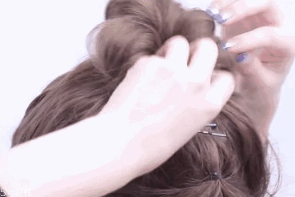 一分鐘懶人盤(pán)發(fā)丸子頭 高聳簡(jiǎn)單丸子頭扎法 一分鐘懶人盤(pán)發(fā)丸子頭 高聳簡(jiǎn)單丸子頭扎法