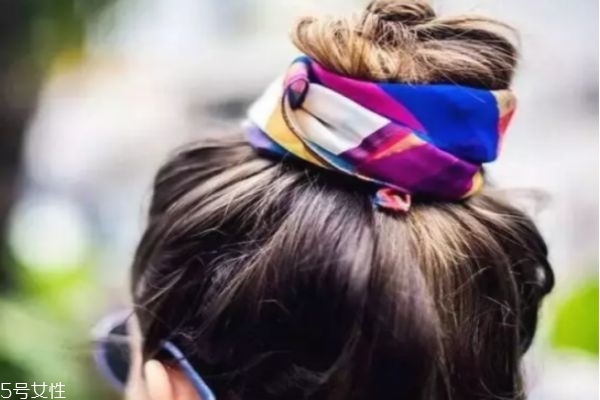 一分鐘懶人盤(pán)發(fā)丸子頭 高聳簡(jiǎn)單丸子頭扎法 一分鐘懶人盤(pán)發(fā)丸子頭 高聳簡(jiǎn)單丸子頭扎法