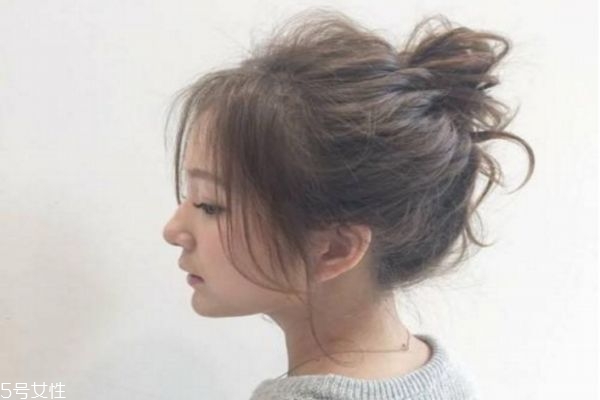 一分鐘懶人盤(pán)發(fā)丸子頭 高聳簡(jiǎn)單丸子頭扎法 一分鐘懶人盤(pán)發(fā)丸子頭 高聳簡(jiǎn)單丸子頭扎法
