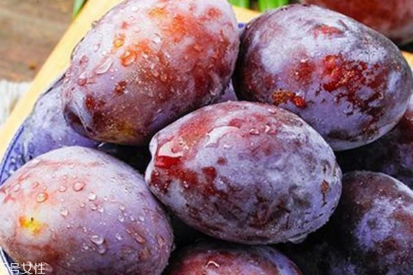 西梅上面的白霜可以吃嗎 洗掉就可以了 西梅上面的白霜可以吃嗎 洗掉就可以了