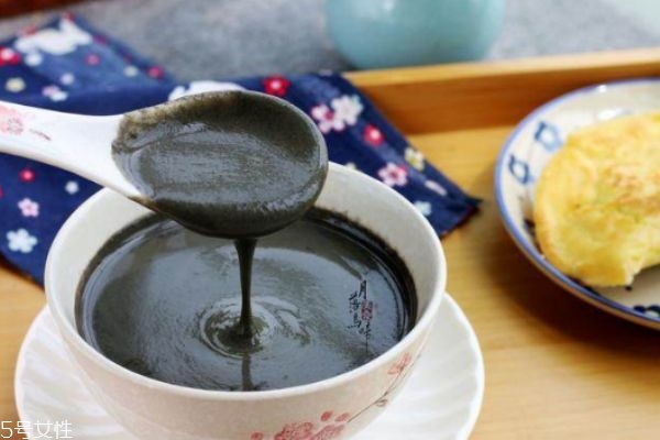 黑芝麻和黑芝麻糊哪個好 黑芝麻和黑芝麻糊有什么區(qū)別 黑芝麻和黑芝麻糊哪個好 黑芝麻和黑芝麻糊有什么區(qū)別