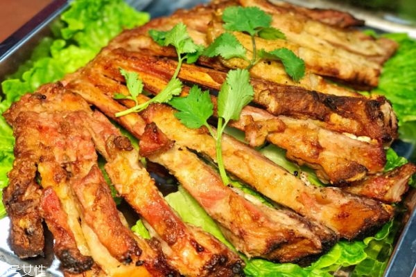 自己烤全羊怎么烤 烤全羊的做法與用料秘方與配料 自己烤全羊怎么烤 烤全羊的做法與用料秘方與配料