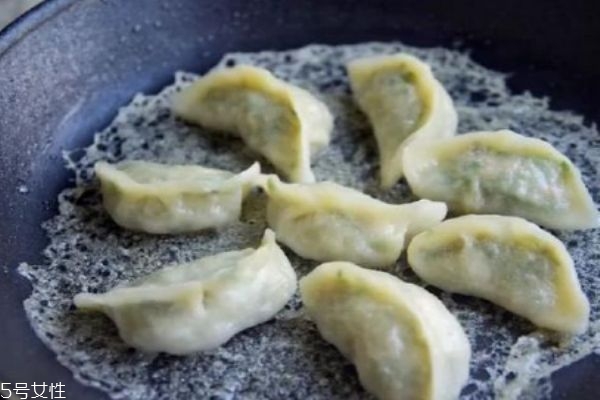 鍋貼和煎餃的區(qū)別 怎么煎餃子才香 鍋貼和煎餃的區(qū)別 怎么煎餃子才香