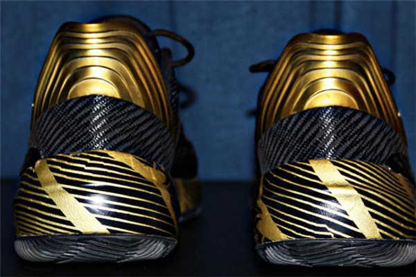 安踏要瘋2實(shí)戰(zhàn)測(cè)評(píng) 抓地力最強(qiáng)的國(guó)產(chǎn)球鞋 安踏要瘋2實(shí)戰(zhàn)測(cè)評(píng) 抓地力最強(qiáng)的國(guó)產(chǎn)球鞋