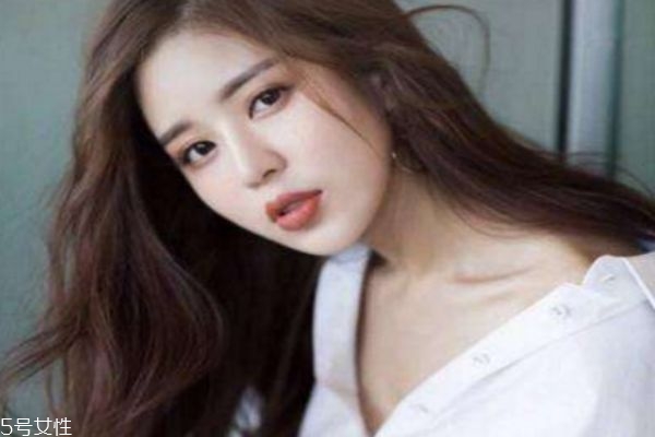 栗棕色適合什么年齡染 栗棕色染發(fā)效果圖 栗棕色適合什么年齡染 栗棕色染發(fā)效果圖