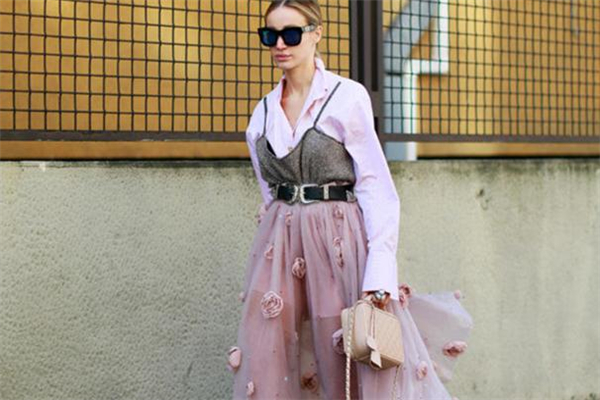 吊帶裙配什么打底衫 吊帶裙的疊穿法則 吊帶裙配什么打底衫 吊帶裙的疊穿法則