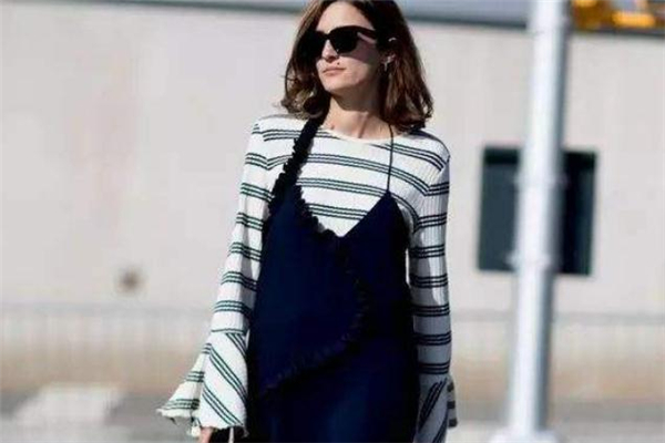 吊帶裙配什么打底衫 吊帶裙的疊穿法則 吊帶裙配什么打底衫 吊帶裙的疊穿法則