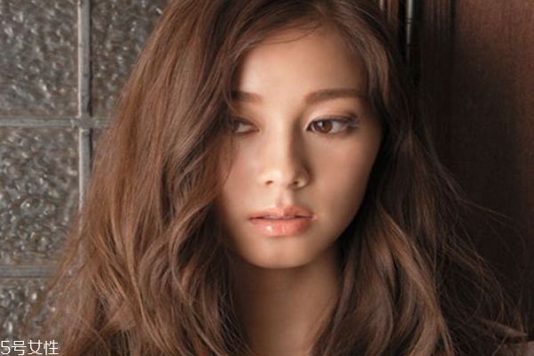 栗棕色適合什么年齡染 栗棕色染發(fā)效果圖 栗棕色適合什么年齡染 栗棕色染發(fā)效果圖