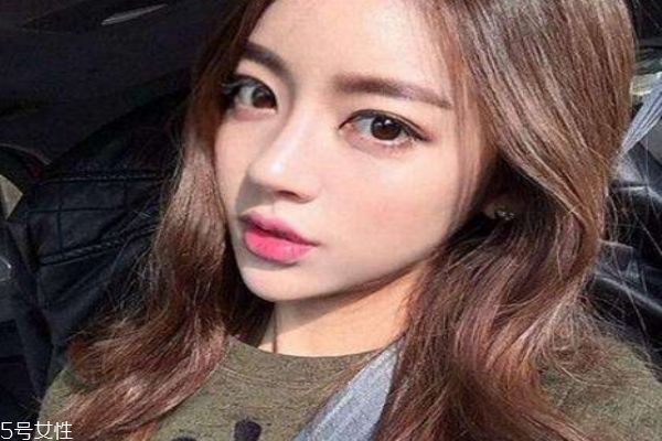 栗棕色適合什么年齡染 栗棕色染發(fā)效果圖 栗棕色適合什么年齡染 栗棕色染發(fā)效果圖