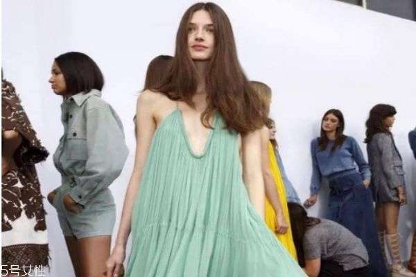 栗棕色適合什么年齡染 栗棕色染發(fā)效果圖 栗棕色適合什么年齡染 栗棕色染發(fā)效果圖