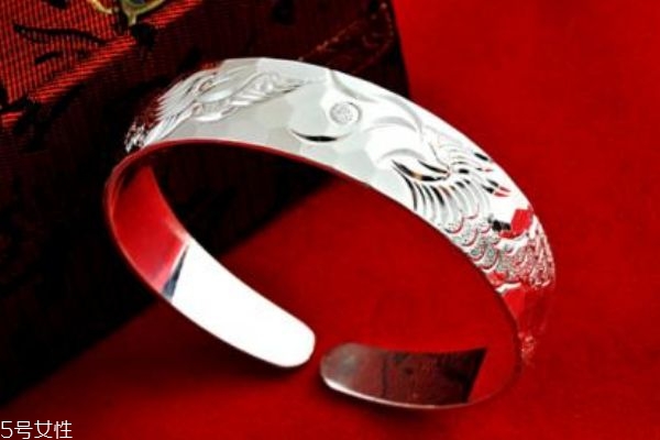 純銀可以帶著洗澡嗎 銀器變黑了是因為排毒嗎 純銀可以帶著洗澡嗎 銀器變黑了是因為排毒嗎