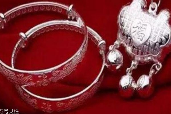 純銀可以帶著洗澡嗎 銀器變黑了是因?yàn)榕哦締? alt=