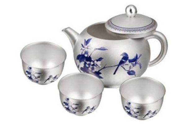 純銀可以帶著洗澡嗎 銀器變黑了是因?yàn)榕哦締? alt=