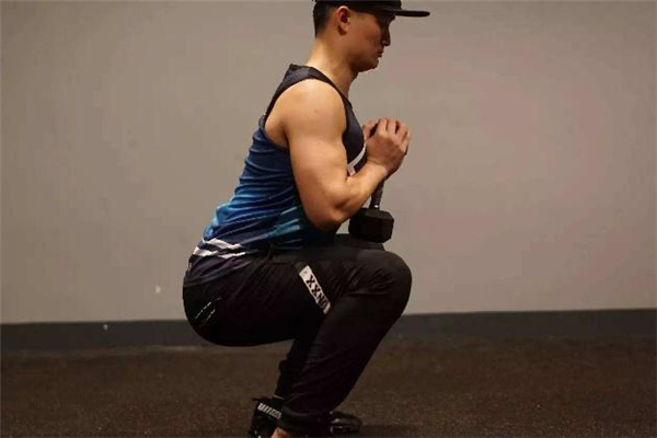 高腳杯深蹲練哪里的肌肉 高腳杯深蹲標(biāo)準(zhǔn)姿勢(shì) 高腳杯深蹲練哪里的肌肉 高腳杯深蹲標(biāo)準(zhǔn)姿勢(shì)