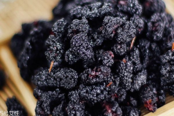 桑葚干泡水喝的功效 桑葚泡水喝的禁忌 桑葚干泡水喝的功效 桑葚泡水喝的禁忌