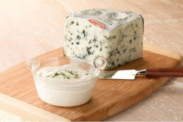 奶酪為什么要放冰箱 奶酪放冷凍還是冷藏 奶酪為什么要放冰箱 奶酪放冷凍還是冷藏