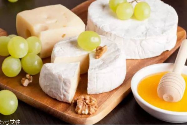奶酪為什么要放冰箱 奶酪放冷凍還是冷藏 奶酪為什么要放冰箱 奶酪放冷凍還是冷藏
