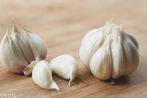 剝完蒜手上的味怎么辦 去除手上大蒜味道小妙招 剝完蒜手上的味怎么辦 去除手上大蒜味道小妙招