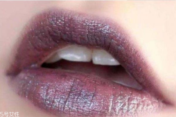 唇色偏紫色用什么口紅 嘴唇偏紫適合什么口紅 唇色偏紫色用什么口紅 嘴唇偏紫適合什么口紅