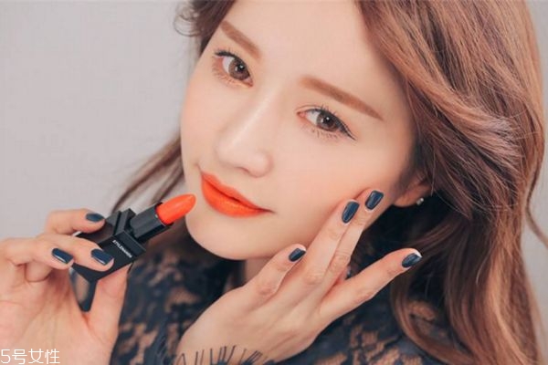 唇色偏紫色用什么口紅 嘴唇偏紫適合什么口紅 唇色偏紫色用什么口紅 嘴唇偏紫適合什么口紅