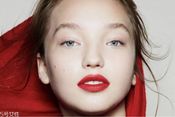 唇色偏紫色用什么口紅 嘴唇偏紫適合什么口紅 唇色偏紫色用什么口紅 嘴唇偏紫適合什么口紅