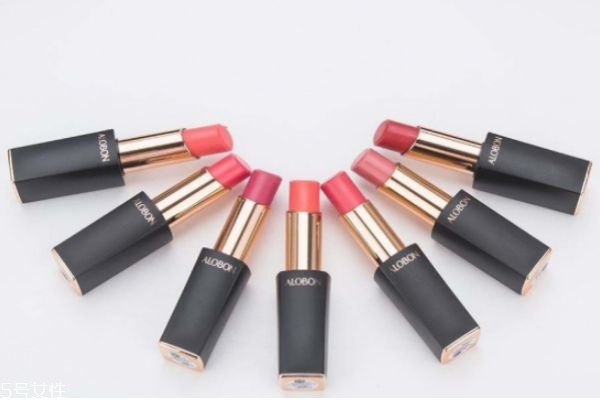 唇色偏紫色用什么口紅 嘴唇偏紫適合什么口紅 唇色偏紫色用什么口紅 嘴唇偏紫適合什么口紅