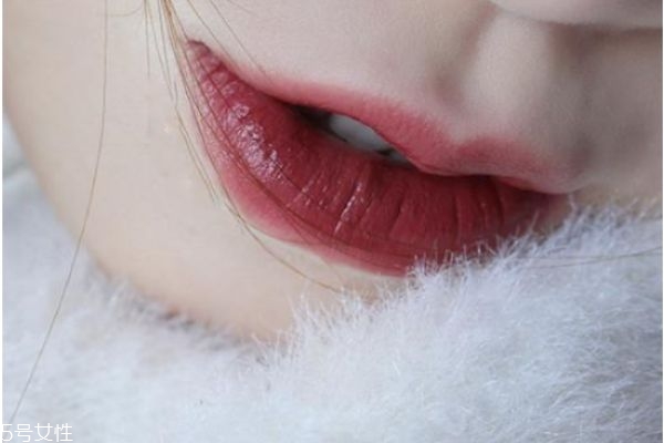 唇色偏紫色用什么口紅 嘴唇偏紫適合什么口紅 唇色偏紫色用什么口紅 嘴唇偏紫適合什么口紅