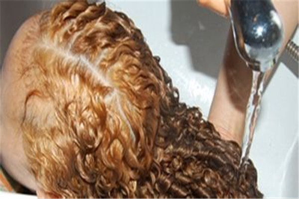 頭發(fā)愛(ài)出油是怎么回事 解放方法是這樣 頭發(fā)愛(ài)出油是怎么回事 解放方法是這樣