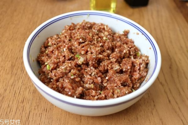 怎樣調(diào)餃子餡好吃 餃子餡的做法大全 怎樣調(diào)餃子餡好吃 餃子餡的做法大全