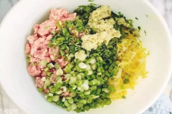 怎樣調(diào)餃子餡好吃 餃子餡的做法大全 怎樣調(diào)餃子餡好吃 餃子餡的做法大全