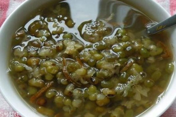 煮綠豆湯放什么糖好 綠豆湯什么時(shí)候放糖最好 煮綠豆湯放什么糖好 綠豆湯什么時(shí)候放糖最好