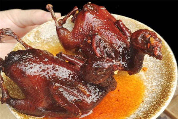 鵪鶉可以吃嗎 肉質(zhì)很鮮美 鵪鶉可以吃嗎 肉質(zhì)很鮮美