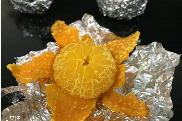 烤橘子的皮可以吃嗎 烤橘子吃肉還是皮 烤橘子的皮可以吃嗎 烤橘子吃肉還是皮