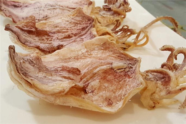 魷魚干上面那層白色的是什么 白色粉末的由來 魷魚干上面那層白色的是什么 白色粉末的由來