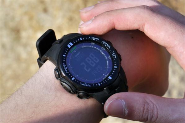 卡西歐手表放水里變透明是真的嗎 原理是這樣 卡西歐手表放水里變透明是真的嗎 原理是這樣