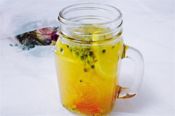 洛神花可以和百香果一起泡嗎 百香果洛神花茶做法 洛神花可以和百香果一起泡嗎 百香果洛神花茶做法