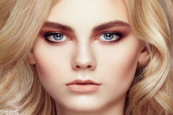 圓臉修容粉的用法圖解 關(guān)于修容的小tips 圓臉修容粉的用法圖解 關(guān)于修容的小tips