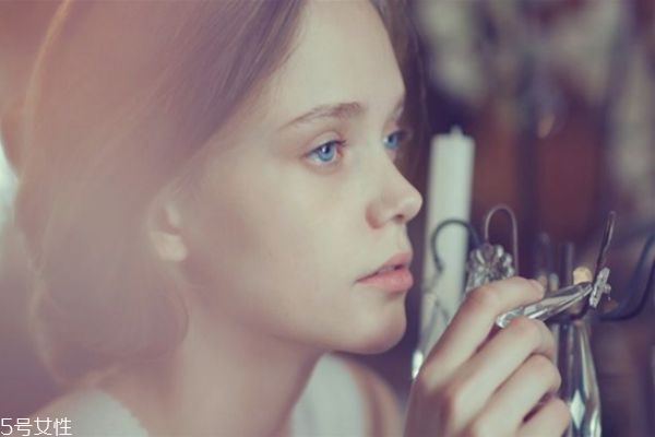 假體鼻子做完可以捏嗎 隆鼻多長時間可以正常捏鼻子 假體鼻子做完可以捏嗎 隆鼻多長時間可以正常捏鼻子