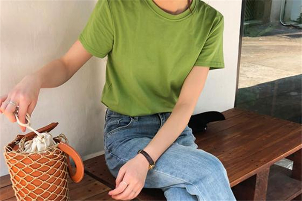 牛油果綠色短袖怎么搭配 牛油果t恤搭配指南 牛油果綠色短袖怎么搭配 牛油果t恤搭配指南