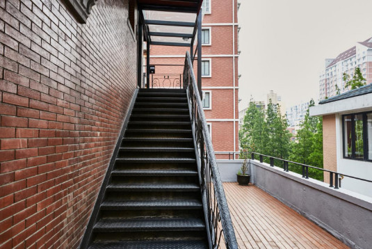 爬山爬樓梯會(huì)傷膝蓋嗎？六招加氨糖軟骨素鈣片護(hù)好膝關(guān)節(jié)