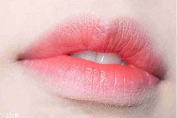 怎樣涂口紅才不掉色 如何涂口紅不易掉色 怎樣涂口紅才不掉色 如何涂口紅不易掉色