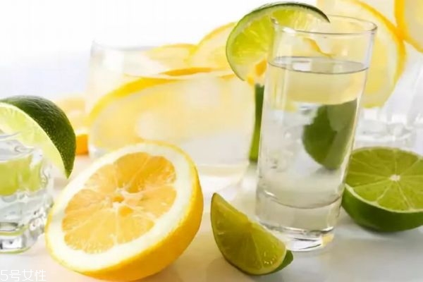喝檸檬水的壞處是什么 長(zhǎng)期喝檸檬水的壞處 喝檸檬水的壞處是什么 長(zhǎng)期喝檸檬水的壞處
